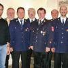 Peter Weiß (Vierter von rechts) wurde als Kommandant der Feuerwehr Fladungen verabschiedet. Für seinen außerordentlichen Einsatz dankten ihm der stellvertretende Vorsitzende Stefan Feulner, der neu gewählte stellvertretende Kommandant, Michael Schnupp, Bürgermeister Robert Müller, Weiß' Nachfolger Bertram Feulner, Kreisbrandmeister Konrad Kümmeth, Ehrenkommandant Edi Bambach, der Vereinsvorsitzende Matthias Görig und Kreisbrandrat Peter Bulheller (von links).