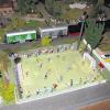 Schönderling (li)   Die Eisenbahnfreunde Sinntalbahn zeigen am Sonntag, 22. März, im Sportheim des FSV Schönderling eine aus Modulen zusammengestellte Modellbahnanlage. Anlässlich des 60. Gründungsjahres des Sportvereins, der in diesem Jahr zu verschiedenen Veranstaltungen einlädt, schlängelt sich die große Modellbahnanlage „Rhön“ im Maßstab H0 (1:87) durch die Halle, mit zahlreichen technischen und landschaftlichen Effekten. Den ganzen Tag über rollen auf ca. 30 Metern Strecke Personen- und Güterzüge über eine frei gestaltete Rhönlandschaft. Während der FSV Schönderling noch eifrig Vorbereitungen trifft, um endlich eine Flutlichtanlage am Sportplatz zu installieren, ist dies im Modell längst schon verwirklicht. Natürlich darf der Bezug zu lokalen Firmen nicht fehlen. So ist auf einem Modul eine Baustelle der Firma Theo Hahn mit vielen Details zu besichtigen. Und auf dem H0-Sportplatz des FSV tummeln sich zahlreiche Fußballer bei einem spannenden Spiel, währenddessen in einem kleinen Rhöndorf der Wind durch die vor dem Haus aufgehängte Wäsche flattert. Der Eintritt zu dieser Schau ist frei. Von 10 bis 17 Uhr kann die Anlage bestaunt werden. Mit Kaffee, Kuchen und Würstchen sorgen die FSVler für die Bewirtung der Besucher. Weitere Informationen über die Modellbahnanlage und die Eisenbahnfreunde Sinntalbahn sind zu finden unter www.ef-sinntalbahn.de.vu