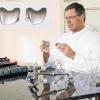 Beim so genannten „Frauen-Knie der zweiten Generation“ handelt es sich um eine Spezialgröße, die besonders an die Anatomie des weiblichen Kniegelenkes angepasst ist. Erstmals in Bayern hat Prof. Dr. Christian Hendrich diese schmalere Prothese kürzlich eingesetzt.
