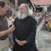 Zehnthofeigner Edgar Schmitt im Gespräch mit Pater Anselm Grün. Foto: Stefan Kritzer