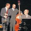 Bad Kissingen (iwi)   Auf Grund der enorm positiven Reaktionen und der Begeisterungsstürme nach dem Konzert des „Thilo Wagner Bassface Swing Trio“ im vergangenen Jahr ist das Dreigespann erneut am heutigen Freitag um 20 Uhr in Bismarcks Basement im Museum Obere Saline zu erleben. Die Jungs haben keinesfalls an Frische und Pep verloren und werden auch dieses Mal die Bude swingen lassen. Die Musiker Thilo Wagner (Piano), Jean-Philippe Wadle (Kontrabass) und Florian Hermann (Schlagzeug) machen die traditionsreiche Musik des Swing für jeden zum hör- und fühlbaren Erlebnis. Karten für das Konzert gibt es an der Abendkasse.STADT BAD KISSINGEN