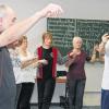 Begeisterte Teilnehmer beim Kurs „Griechische Tänze“ am Vhs-Bildungszentrum am Sambachshof.