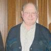 Harald Fischer (rechts), Vorsitzender der DJK Breitenbach-Mitgenfeld, dankt Volkmar Fischer (links), der 30 Jahre Schiedsrichter ist, und Ehrenmitglied Stefan Kleinhenz, der nicht mehr als Platzkassier fungiert.