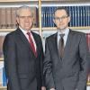 Bad Neustadt (eh)   Nur kurz war die Stelle eines Notars in Bad Neustadt unbesetzt. Nun trat Dr. Vitali Schmitkel (rechts) die Nachfolge von Klaus Macht an. Bürgermeister Bruno Altrichter hieß ihn offiziell willkommen. Der verheiratete Vater zweier Kinder hat in Regensburg die Schule besucht und dort studiert. Schmitkel liebe das Ländliche, versicherte er, und sei deswegen sicher, dass er die richtige Entscheidung getroffen habe.