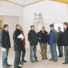 Zufrieden mit dem Baufortschritt am Gemeinschaftshaus in Wasmuthhausen: der Maroldsweisacher Bauausschuss und Bürgermeister Wilhelm Schneider. Auch während der Besichtigung waren viele Helfer vor Ort. Im Juni sollen die Gemeinschaftsräume mit Toiletten und großer Küche ihrer Bestimmung übergeben werden.