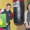 Oerlenbach (ge)   Boxen mit Boxhandschuhen und Boxsack – das ist ab sofort in der Volksschule Oerlenbach für den Bereich Sport und Bewegung dank einer Spende der Sparkasse möglich. In einer Ecke der Aula wurden der Boxsack befestigt, an den Wänden Prallschutz angebracht und die Zone durch Markierungen abgetrennt. Hier können sich die Schüler nun austoben und ihre Aggressionen abbauen. Die Idee werde inzwischen im Ganztagesbetrieb bestens angenommen, sagt die Schulleitung. Als Dankeschön überreichten Andreas Christ (mit Boxhandschuhen) und Lucrezia Back an Christa Roth (links) von der Sparkasse Bad Kissingen ein Bild mit Sparschwein. Über die Boxecke freuen sich auch Schulleiterin Ursula Hammer und Silke Zänglein (ganz rechts), die Verantwortliche für die Ganztagsschule.