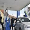 Gemünden (hn)   Eine lange Autoschlange vor einer Tankstelle? Ein eher ungewöhnliches Bild, das sich da am letzten Freitag vor der OMV-Tankstelle Eschenbacher in der Frankfurter Straße in Gemünden bot. Der Grund: Der TVG-Elektromarkt hatte für zwei Stunden zum „Billig-Tanken“ eingeladen. Nur einen Euro pro Liter mussten Kunden, die sich zuvor im Elektromarkt einen Tankgutschein geholt hatten, bezahlen. Damit konnten sie bei Benzin und Super knapp 20 und bei Super-Plus sogar 26 Cent pro Liter sparen. Die Fahrer von Fahrzeugen mit Dieselmotoren sparten vier Cent am Liter. Den Differenzbetrag zahlte der Elektromarkt anlässlich seines zehnjährigen Bestehens. Für je eine Tankfüllung galt der Benzingutschein. Reservekanister waren nicht erlaubt. Udo Eschenbacher hatte eigens sein Personal an der Tankstelle verstärkt. Insgesamt fuhren etwa 140 Fahrzeuge in der Zeit von 16 bis 18 Uhr an den Zapfsäulen vor und es wurden 5300 Liter Sprit abgaben. Der Stau, der sich an der Tankstelle gebildet hatte, reichte zeitweise bis auf die Saalebrücke hinauf. TVG-Geschäftsführer Raimund Eirich (links) und Udo Eschenbacher (rechts) griffen sogar selbst zur Zapfpistole.