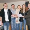 Der Direktvermarkter-Familienbetrieb Mahlmeister in Stangenroth ist jetzt mit der EU-Zulassung zum Weiterschlachten und einem eigenen Stempel ausgestattet. Von links: Burkard Mahlmeister, Lukas Mahlmeister mit Partnerin Michaela Lory, Claudia Mahlmeister, Landrat Thomas Bold und Amtsarzt Richard Roider.