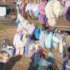 Hut ab: Mehr als 200 bunte Mützen für Babys in Afrika haben Mütter und Omas der Kinder aus der Kita „Villa Kunterbunt“ sowie viele Teilnehmerinnen des Seniorenkreises Gochsheim gestrickt. Der knapp zweijährige Ben (im Vordergrund) findet das klasse.
