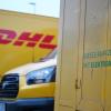 Elektro-Transporter von DHL stehen auf dem Gelände einer Düsseldorfer Zustellbasis. Von 120 Transportern sind dort 49 Stromer, auch dort soll der Elektro-Anteil künftig steigen.