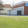 Platz für eine Hackschnitzel-Heizung: Unter der Grünfläche an der Wiesentheider Steigerwaldhalle könnte ein Heizsystem entstehen, das die Halle sowie die Volksschule mit Wärme beliefert.