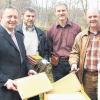 Der neue Gesundheitswart für Bienen im Landkreis Bad Kissingen heißt Matthias Kleinhenz (rechts). Bei seiner Vorstellung dabei waren (von links) Landrat Thomas Bold, der Kreisvorsitzende der Imker, Erhard Bieber und Thomas Koy vom Veterinäramt.
