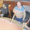 Thundorf (bp)   Jeweils 22 Hektoliter Bier wurden an den beiden ersten Brautagen dieses Jahres im Gemeindebrauhaus von Thundorf angesetzt. Der Sud von gut einer Woche war speziell für Hausbrauer aus der Gemeinde, dem Landkreis Bad Kissingen und Rhön-Grabfeld. Der zweite Sud vom vergangenen Samstag ist in erster Linie für das Besenfest und für den „Bayrischen Schreinertag“ gedacht, der vom 14. bis 16. Mai in Bad Kissingen stattfindet. Laut Egon Klöffel, stellvertretender Innungsobermeister der Schreiner und zugleich Thundorfer Braumeister, war die Kurstadt zuletzt 1983 Austragungsort dieses Schreinertages. Beim Brauen trug Klöffel nicht die traditionelle blaue Brauerkleidung, sondern die einheitliche Berufskleidung der Schreinerinnung mit dem Logo des Bayerischen Schreinerhandwerks. Angereist waren auch die beiden Freunde Arnd Stein und Uwe Klimansky aus Essen, um sich wieder ihr Bier zu sichern. Die Beiden waren vor einem Jahr durchs Internet auf das süffige Bier aufmerksam geworden und davon so begeistert, dass sie schon beim Besenfest vergangenes Jahr ein paar Fässer mitnahmen.