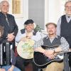 Mellrichstadt liest: Diesmal mit dem Trio „Islay Ferry“ bestehend aus (von links) Monika Gottwalt, Günther Trapp und Gerd Gottwalt. Stehend die Organisatoren Fred Rautenberg und Rudi Glaesner.RALPH RAUTENBERG