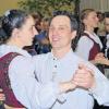 Grafenrheinfeld (ert)   Mit viel Schwung hat die neu formierte Rafelder Brotzeitmusik die Tanz-Saison eröffnet. Schon zum 28. Mal trafen sich die Liebhaber von Volksmusik und traditionellen Tänzen am Ostermontag in Grafenrheinfeld. Trotz hoher Temperaturen füllte sich der Pfarrsaal schnell bis auf den letzten Platz. Volkstanz ist immer auch ein wenig Formationstanz. Unter der Anleitung von Tanzleiter Josef Eusemann („Beim Tanzen muss der Herr die Besitzansprüche für seine Dame auch mal aufgeben!“) klappte dann auch das Gemeinschaftswerk ganz hervorragend. Das Fränkische Tanzfest zum Frühlingserwachen war nicht nur der erste Auftritt der Rafelder Brotzeitmusik im Jahr 2009. Auch die Rafelder Planpaare nutzten diese Gelegenheit, um sich der Öffentlichkeit vorzustellen und den Abend zu eröffnen.