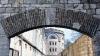 Hinter dicken Mauern erhebt sich in Ulm die Wilhelmsburg. Das Bauwerk ist Teil der Bundesfestung, die im Jahr 1859 fertiggestellt wurde. Einst sollte das alte Gemäuer mit seinen Forts die Städte Ulm und Neu-Ulm vor Angriffen der Franzosen schützen und den Bürgern Frieden und Sicherheit bieten - mit Erfolg. Denn immerhin wurde die Festung bis heute niemals angegriffen. DPA