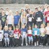 Kinder und Jugendliche aus der oberen Rhön zeigten stolz ihr Sportabzeichen, das sie bei der Verleihung durch den TSV Hausen dank ihrer guten leichtathletischen Leistungen entgegen nehmen konnten.