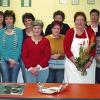 Rauhenebrach (gü)   Ob Fingerfood oder Partysnacks, fränkisches Schmalzgebäck, Kartoffelgerichte, Desserts, Torten, Pralinen oder Osterbrunch: so ziemlich durch alle Kochbücher gekocht haben sich die Kurse der Volkshochschul-Außenstelle Rauhenebrach. Die Kochabende dort werden seit über zehn Jahren angeboten und jetzt konnte der 100. Kursabend mit Kursleiterin Elisabeth Amberger gefeiert werden. Die Leiterin der vhs Rauhenebrach, Anne Böhm, bedankte sich bei Elisabeth Amberger, der der große Erfolg der Kochabende zu verdanken sei. „Ihr gehen die Ideen und Rezepte nicht aus“, lobte Böhm. Dabei ist der Aufwand für den Einkauf und die Vorbereitung teils erheblich. Die Teilnehmerinnen bedankten sich mit einem dicken Lob und einem Präsent. Den Dankesworten schloss sich auch Bernhard Schurig, pädagogischer Mitarbeiter der vhs, an. Er wünschte der Runde noch einen geselligen Abend und viel Spaß bei den nächsten Kochkursen.