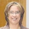 Bad Kissingen (ssh)   Silvia Schneider, Diplom-Sachverständige (DIA) für Immobilienbewertung, absolvierte erfolgreich und in Eigeninitiative den Aufbaustudiengang zur „Bauschadenbewerterin (DIA)“ an der Deutschen Immobilienakademie in Freiburg im Breisgau. Das durch die DIA neu angebotene Aufbaustudium gliederte sich in zwei Semester Präsenzunterricht, die Erstattung eines Gut-achtens über Bauschäden als schriftliche Prüfung und eine mündliche Prüfung. Die Mitarbeiterin der Sparkasse Bad Kissingen ist im Bereich Marktservice Aktiv zuständig für die Immobilienbewertung. Durch die hohe Qualifikation als Diplom-Sachverständige mit Zusatzausbildung wird die Sparkasse Bad Kissingen den Ansprüchen ihrer Kunden gerecht. Vorstandsmitglied Michael Rendl und Bereichsleiter Norbert Kaufmann gratulierten Schneider zu ihrem Erfolg.