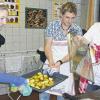 Wie man leckere Bratkartoffeln macht, konnten die Jugendlichen beim „Crashkurs Hauswirtschaft“ in Unsleben lernen. Hauswirtschaftsmeisterin Eva Kalla (rechts) zeigte den Jugendlichen, wie man kocht, und gab allerhand Haushaltstipps.
