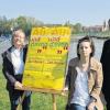Machen sich im Rahmen eines Schülerschreib-Wettbewerbes des Literaturhauses Wipfeld „Auf und davon“: Die Kinder- und Jugendbuch-Autoren Karin Schaffner (Schweinfurt), Krystyna Kuhn (Lohr) und Reinhold Ziegler (Mömbris), die sich hier am Wipfelder Mainufer präsentieren, von dem aus der große Sohn des Weinortes, Conrad Celtis, mit einem Floß seine Heimat verließ.