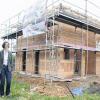 (ng)   Massivhäuser von Heinz von Heiden vermittelt die Firma Eichhorn-Immobilien in Sennfeld Mollengasse 1. Inhaberin Sandra Eichhorn wagte jetzt den Sprung in die Selbständigkeit. Die technischen Erfahrungen bringt sie mit, wie die Existenzgründern sagt. War sie doch bisher in den Bereichen „Heizung-Lüftung-Sanitär“ tätig. „Ich will jeweils den individuellen Wünschen der Kunden gerecht werden und nicht um jeden Preis verkaufen“, betont Sandra Eichhorn und verweist auf die von ihr praktizierte Kundennähe. Der Bauherr bekomme sein Haus von der Planung bis zum Einzug schlüsselfertig auf sein Grundstück gestellt. Trotzdem bleibe Raum für Änderungen. Fertigteile würden bei diesem Massivhaus nicht verwendet. Außerdem vermittelt Eichhorn auch gebrauchte Immobilien oder Mietwohnungen. Erreichbar ist sie unter  (0 97 21) 60 81 60, oder via Handy, (01 73) 6 78 31 20, sowie unter E-Mail info§eichhorn-immobilien-sw.de. Zur offiziellen Eröffnung von „Eichhorn-Immobilien“ präsentiert Inhaberin Sandra Eichhorn (Bild) in Grettstadt, Am Wiesenfleck. Ihr erstes vermitteltes Massivhaus, das Heinz von Heiden baut.