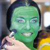 Willemijn Verkaik wird für das Musical „Wicked“ im Stuttgarter SI-Centrum zur Grünen Hexe Elphaba geschminkt.DPA