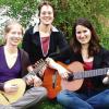 Christine Heinz wird erneut beim Musikwettbewerb „Jugend musiziert“ auf Bundesebene antreten. Sabine Wecklein begleitet sie dabei auf der Gitarre. Im Bild von links: Christine Heinz, Musikdiplomlehrerin Bianca Brand und Sabine Wecklein.