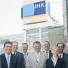 Gemeinsam froh über den nachhaltigen Erfolg der IHK-Firmenspende (von links): die geförderten Vladimir Dyakonov und Jens Pflaum, Alfons Ledermann (Schriftführer Unibund), IHK-Hauptgeschäftsführer Ralf Jahn, die geförderten Ralf Klein und Julia Wettemann, dahinter David Brandstätter (Vorsitzender Universitätsbund), Uni-Vizepräsident Georg Kaiser, Uni-Kanzler Uwe Klug und IHK-Präsident Claus Bolza-Schünemann.