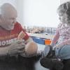 Notfalleinsatz für Puppendoktor Günter Geier: Mit sorgenvoller Mine verfolgte die kleine Lina am Samstag auf der Franziskushöhe in Lohr, wie das Bein ihrer Puppe wieder befestigt wurde. Die Operation glückte. Patient und Kind waren hernach wohlauf.