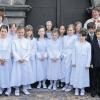 (hela)   Vier Jungen und 14 Mädchen führten Pfarrer Marcus Lux und Gemeindeassistentin Corinna Zipprich in Premich zu ihrer ersten heiligen Kommunion. Es waren (von links) Jacqueline Albert, Yasemin Erisken, Alena Kirchner, Antonia Metz, Darleen Neumann, Lisa Reith, Lena Edelmann, Eileen Pölderl, Lea Eyrich, Lea Schmitt, Julia Edelmann, Lina Keßler, Hannes Keßler, Vincent Holzheimer, Jonas Diemer und Lukas Nürnberger. Während des Gottesdienstes machte Pfarrer Lux auf den Regenbogen als Zeichen der Verbundenheit Gottes mit den Menschen eingegangen. Bereits in den Vorbereitungen auf die Kommunion war der Regenbogen als Symbol ausgesucht worden.