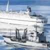 Ein Schiff der spanischen Marine eskortiert das Kreuzfahrtschiff „MSC Melody“ in den Gewässern des Indischen Ozeans.