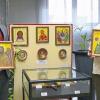 (jg)   Der ehemalige Moskauer Berufsschullehrer und jetzt in Rieneck lebende Dimitri Medreder präsentiert in der Sparkasse Rieneck eine beeindruckende Ausstellung. Die Nachbildungen berühmter russischer Ikonen, oft in Lupenarbeit mit feinstem Pinsel gefertigt, stellen kleine Kunstwerke dar. Voraussetzung für die Arbeit des 63-jährigen ist sein tiefer Glaube: Auf Perfektion kommt es ihm an, da zählt Zeit nicht. So hat Medreder an manchen Ikonen bis zu einem Jahr gearbeitet. Die meisten Bilder hat er in der russisch-orthodoxen Kirche in Kissingen segnen lassen. Die Werke sind nicht verkäuflich. „Vielleicht finden durch meine Bilder mehr Menschen zum Glauben“, hofft er. Sparkassengeschäftsstellenleiter Stefan Hofmann (links) informierte, dass die Ausstellung von 18. bis 29. Mai während der Geschäftsstunden geöffnet ist.