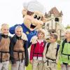 (lsw)   Die Fünflinge Christian (von links), Daniel, Ester, Johannes und Silvana Beutelspacher aus Karlsbad und Maskottchen „Müller“ stehen am Samstag im Freizeitpark Tripsdrill bei Cleebronn vor der Burg „Rauhe Klinge“. Fast 200 Mehrlingsfamilien aus Baden-Württemberg sind beim Aktionstag nach Tripsdrill gekommen, um das 30-jährige Bestehen des Landesfamilienpasses und den 80. Geburtstag des Erlebnisparkes zu feiern.