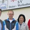 Bürgermeister Wilhelm Friedrich (links) empfing mit Laufleiter Ingo Schulze (rechts) die Transeuopaläufer am Ziel der 24. Etappe in Weißenbach: Tagessieger Rainer Koch (Würzburg) und Hiroko Okiyama.