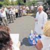 (gg)    Dr. Gerd-Uwe Johnson hört auf. Am Dienstag verabschiedeten Patienten und Praxisteam den viele Jahre in Lohr tätigen Mediziner auf dem Parkplatz seiner Praxis in der Ludwigstraße in den Ruhestand. Sein Praxisteam hatte heimlich die Abschiedsparty organisiert. Gerührt von so viel Herzlichkeit „seiner Patienten“, die teilweise jahrzehntelang in seiner medizinischen Obhut waren, bedankte sich Johnson bei allen, die zu seiner letzten Dienststunde gekommen waren. Viele Abschiedstränen flossen. Die Patienten würdigten Johnson als einen Mediziner, der nie die menschliche Seite vergessen habe. Sein Einsatz für die Patienten sei weit übers normale Maß hinausgegangen. Johnson selbst gab die Komplimente an sein Praxisteam weiter und verabschiedete sich mit Rosen von „seinen Damen“.