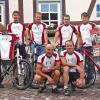 Das Bischofsheimer Team für die Bike Trans Germany wurde jetzt von Bürgermeister Udo Baumann (links) und Tourismusreferent Gerhard Nägler (rechts) eingekleidet. Für Bischofsheim starten in diesem Jahr Stefan Back, Ralf Markert, Michael Schürlein, Jens Schuhmann (und vorne) Leo Zirkelbach, Clemens Klug.