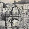 Hammelburg um 1905: Der Marktbrunnen umrahmt von sechs Bäumen, davor der Nepomuk.
