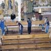 Die Feuerwehr begann mit den ersten Arbeiten in der Frankenwinheimer Kirche. Insgesamt müssen sechs Kirchenbänke weichen, um Platz vor dem Altar und einen leichteren Eingang auch für Behinderte oder Rollstuhlfahrer zu ermöglichen.