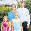 Sie übernehmen ab September die evangelische Pfarrstelle in Niederwerrn: Annette und Edson Schumacher, im Bild mit ihren Töchtern Debora, Miriam und Rebeca.
