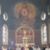 Der Halbkreis hinter dem Kreuz des Hochaltars wird an der Vorderseite des neuen Altars wieder aufgenommen. Bei der Weihe des neuen Altars in der frisch renovierten Klosterkirche dankte Schwester Agnella Kestler (links) Diözesanbischof Friedhelm Hofmann, der die Weihe vornahm; dazwischen Hausgeistlicher Pater Benedikt Müllers.