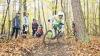 Sondertraining der Gerodaer Mountainbiker zum Saisonabschluss: Maurice Mutschke von „Heikos Radschuppen“ in Hammelburg demonstriert den Jugendlichen die richtige Kurventechnik.
