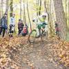 Sondertraining der Gerodaer Mountainbiker zum Saisonabschluss: Maurice Mutschke von „Heikos Radschuppen“ in Hammelburg demonstriert den Jugendlichen die richtige Kurventechnik.