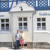 Christian Wendel (links) – hier mit seiner Lebensgefährtin Birgit Halbig – ist der neue Pächter des Gasthauses Goldener Löwe in Poppenlauer.