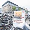 Ein Flyer hängt an einem Fahrrad vor dem Hauptbahnhof in Mannheim, der auf die Abwrackprämie für Fahrräder hinweist.