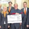 (bd)   Nach wenigen Tagen Umbau präsentiert sich die Geschäftsstelle Maroldsweisach der Raiffeisen-Volksbank Ebern in neuem Gewand. „Wir wollen bekräftigen, dass wir vor Ort bleiben und vor Ort investieren, sowohl in Personen als auch in Gebäude“, sagte Vorstandssprecher Christian Senff bei der Wiedereröffnung am Dienstag. Die Bankberatung werde immer wichtiger. Dieser Tatsache habe die Bank mit der Modernisierung Rechnung getragen, so Senff. Unter anderem wurde das Beratungszimmer vergrößert. Dass ausschließlich örtliche Firmen zum Zuge gekommen waren, freute Bürgermeister Werner Schneider. Die örtlichen Banken seien „ganz wesentlich, das wissen wir nicht erst seit der Finanzkrise“. Vor allem die ältere Bevölkerung brauche Ansprechpartner vor Ort, „zu denen man Vertrauen haben kann“. Im Rahmen der Feier überreichten die Bankdirektoren Christian Senff und Norbert Knorr zusammen mit André Kirchner von der Allianz Versicherung eine Spende an Wolfgang Harnauer, Kommandant der Feuerwehr Hafenpreppach. Mit den 2000 Euro soll die Anschaffung einer neuen Rettungsschere unterstützt werden. Diese Anschaffung sei „eine notwendige Sache, um weiterhin für die Bevölkerung Hilfe leisten zu können“, sagte Harnauer. Das Bild zeigt (von links) André Kirchner (Allianz), Bürgermeister Wilhelm Schneider, Mitarbeiterin Jennifer Klewin, Direktor Christian Senff, Wolfgang Harnauer, Zweigstellenleiter Bernd Lutz und Direktor Norbert Knorr.