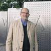 Stefan Schwerdtfeger vor seinem „Book oft lost Letters“, das direkt an der neuen Kunsthalle, neben dem Weg zur Stadtmauer, aufgestellt wurde.