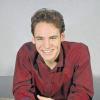 (mmh)   Mehrere Ausnahmen von der Regel begleiten das nächste Konzert der Reihe „Hochschulpodium“, die das Bayerische Kammerorchester Bad Brückenau in Kooperation mit Dorint veranstaltet. Das Konzert findet nicht wie üblich an einem Samstag, sondern schon am Freitag, 3. Juli, um 20 Uhr statt. Weil der Kuppelsaals des Dorint-Hotels belegt ist, kam es zudem kurzfristig auch zur Änderung des Konzertortes: Ersatz mit einem guten Flügel wurde in der Wandelhalle des Staatsbades gefunden. Auf die Qualität des Instruments kommt es bei diesem Konzert an, denn zum ersten Mal wird es beim Hochschulpodium ein Klavierrezital geben. Andreas König aus der Meisterklasse des weltweit renommierten Klavierpädagogen Professor Lev Natochenny von der Hochschule für Musik und Darstellende Kunst in Frankfurt am Main, spielt Werke von Wolfgang Amadeus Mozart, Franz Schubert und Maurice Ravel. Mozarts dreisätzige Klaviersonate in Es-Dur KV 282, entstanden vermutlich Anfang 1775 in München, bricht mit der traditionellen Satzabfolge schnell – langsam – schnell, die noch im Barock gegolten hatte. Im Mai 1828, knapp ein halbes Jahr vor seinem frühen Tod, vollendete Franz Schubert drei Klavierstücke, die seine besondere Vorliebe für Dur-Moll-Färbungen zeigen. Ein wahres Feuerwerk zum Abschluss präsentiert Andreas König mit dem dreiteiligen Klavierwerk „Gaspard de la nuit“ von Maurice Ravel. Ravel beabsichtigte damit unter anderem, das schwierigste Solostück für Klavier überhaupt zu schaffen.