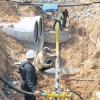 Ein gelbes Teilstück (hinten) der Ferngasleitung bei Grafenrheinfeld ist am Dienstag ausgetauscht worden, um Platz für einen neuen Abwasserkanal (hinten links) zu schaffen. Durch ein besonderes Verfahren musste dafür die Versorgung nicht unterbrochen werden. Die Arbeiter legten einen Gas-Bypass (schwarzer Schlauch vorne links), durch den der Brennstoff ungehindert floss.
