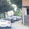 (sef)   Einen Tag lang befand sich Schwanfeld in Porsche-Hand: Der Porscheclub Unterfranken, dem neben 40 Freunden der Stuttgarter Sportwagen auch der Schwanfelder Michael Rauh angehört, hat dort sein monatliches Treffen organisiert. Zeitweise waren 60 Fahrzeuge auf dem Gelände von Rauhs Autohaus zu Gast. 35 davon nahmen an einer Ausfahrt nach Volkach und Dettelbach teil; die Kolonne dürfte überall für große Augen gesorgt haben. Wegen des nassen Untergrunds musste zwar der geplante Gaudi-Slalom ausfallen, der Stimmung tat das keinen Abbruch.